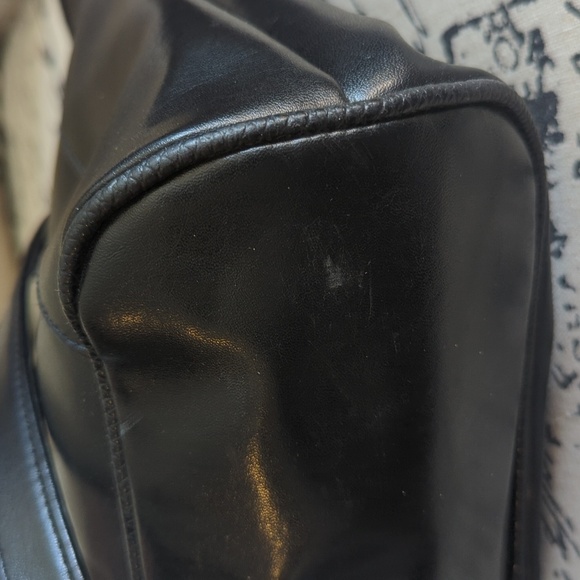 Ponte Classic Black Leather Minimalist Tote with Gold-Toned Detail - Picture 9 of 16